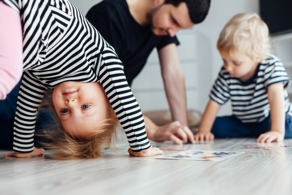 papa et enfants jouent