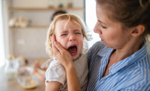 corégluer la colère de l'enfant avec un coussin