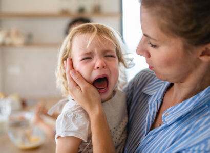 corégluer la colère de l'enfant avec un coussin