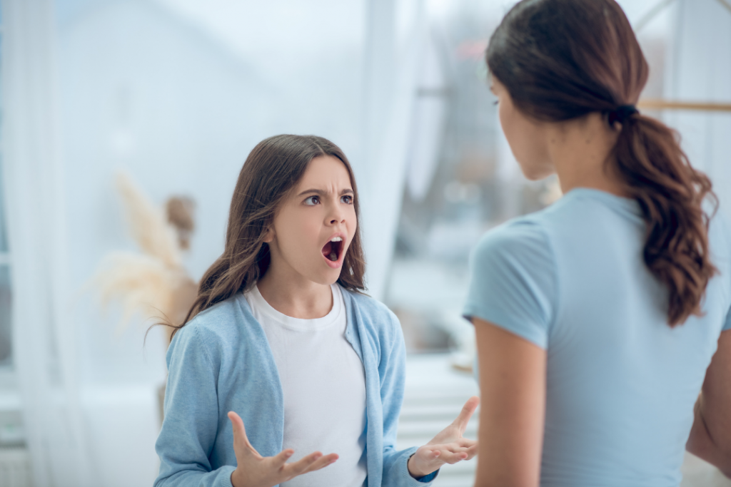adolescent se rebelle contre les règles d'écran