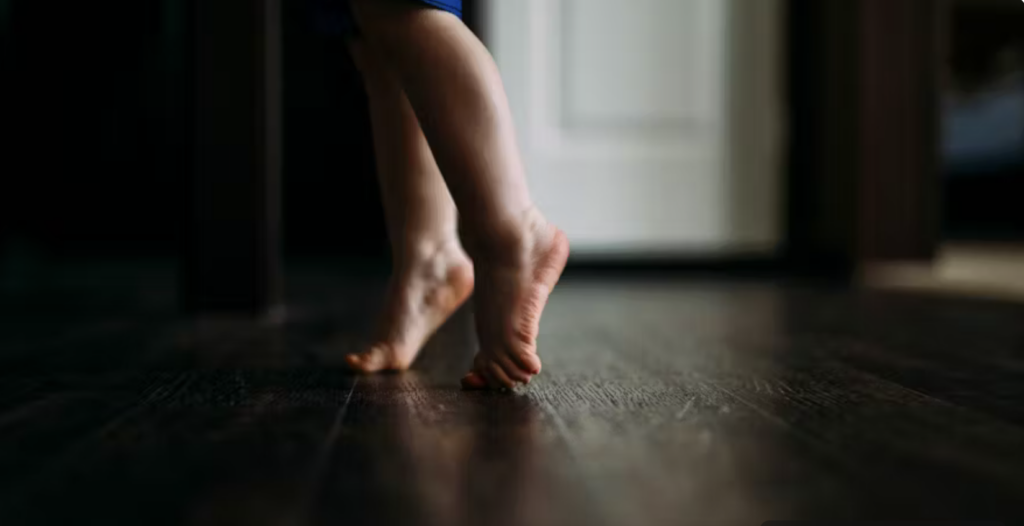 Mon enfant marche sur la pointe des pieds