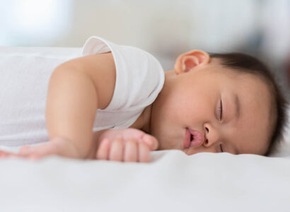Bébé endormi, offrir au bébé le soutien dont il a besoin pour s'endormir sereinement