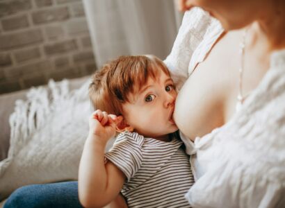 bébé allaité se réveille souvent, comment faire