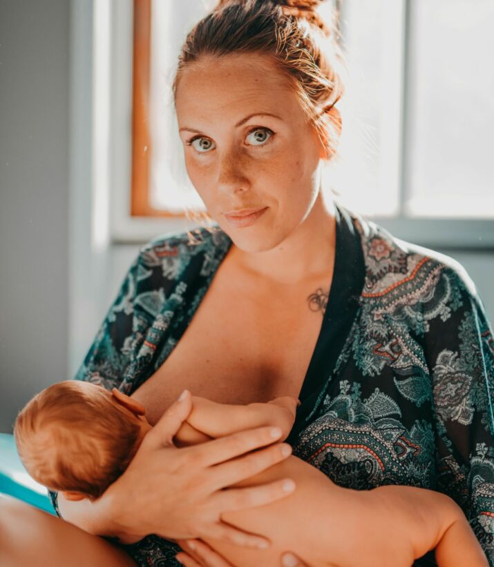 une maman allaite son nourrisson