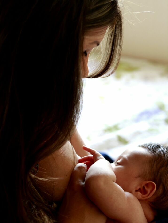 une maman allaite son nourrisson