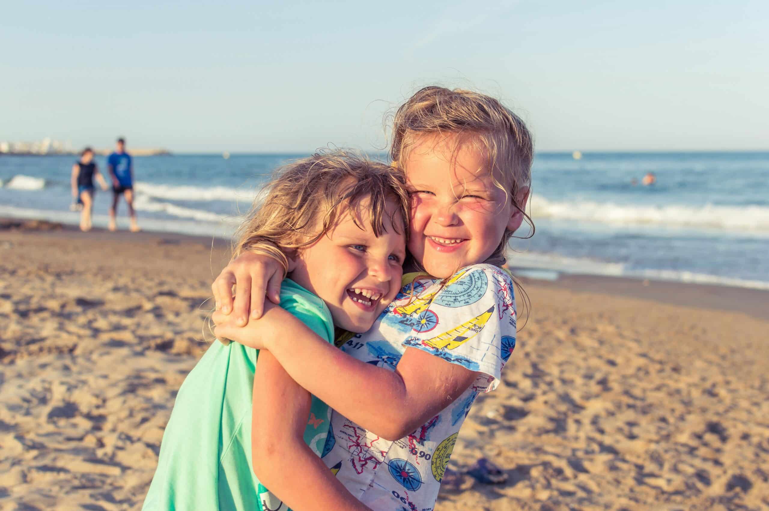 Les enfants se disputent en vacances