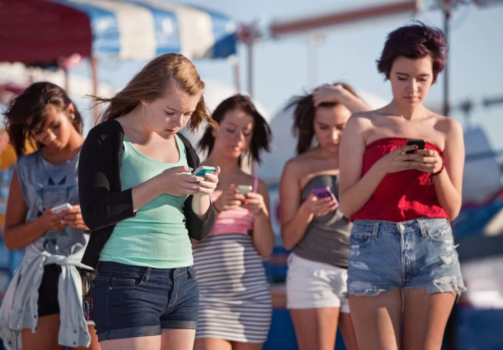 les collégiens sur leur téléphone