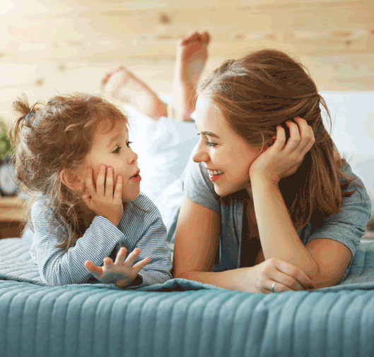 complicité entre une fille et sa mère sécurise l'enfant