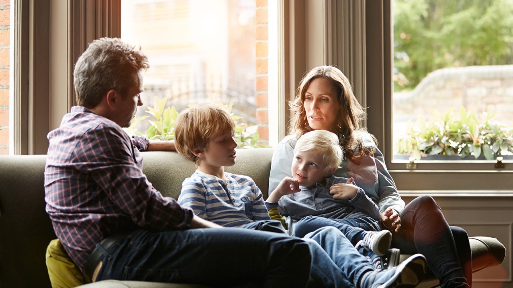 famille sécurisante partage un moment de qualité avec ses enfants