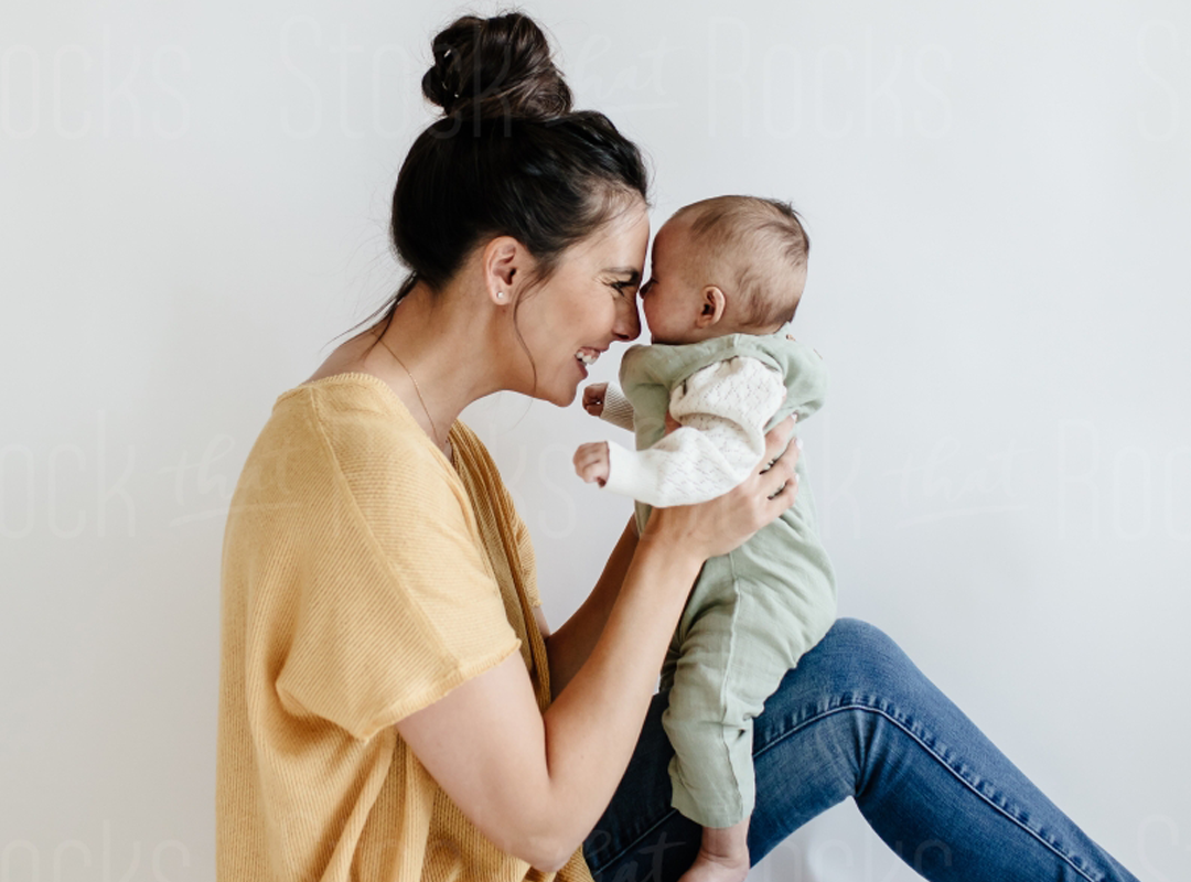 Une maman joue et câline son bébé