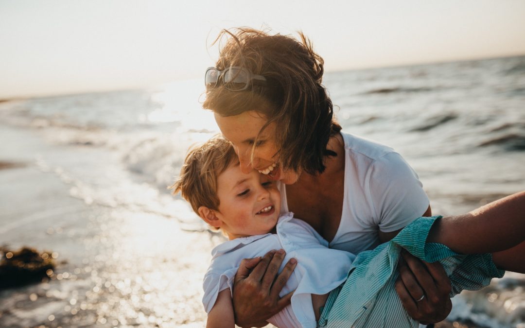 maman qui protège son enfant protection maternelle