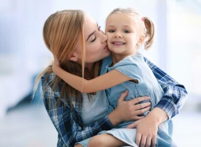 jeune maman qui se montre sécurisante pour son enfant